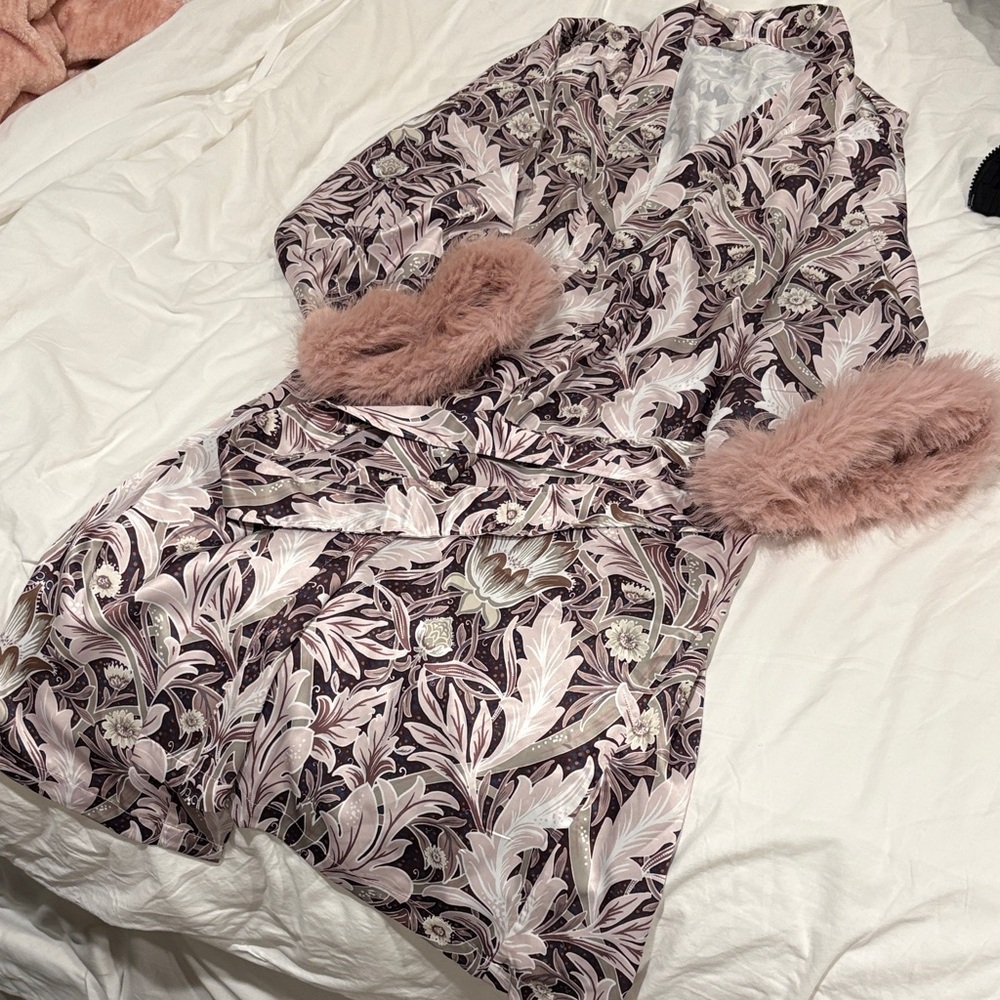 Pottery Barn Wicked Glinda Women's Robe with Pink and Cream Floral Design